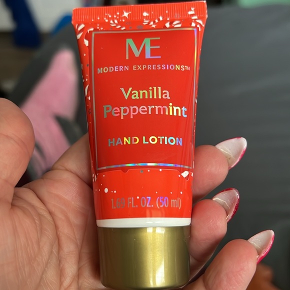 *DONATED ME Modern Expressions Vanilla Peppermint trio bath and body set - Picture 6 of 7